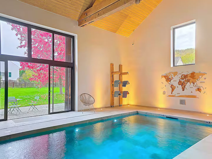 Gîte “La Lézardière” à Courtemont-Varennes : une parenthèse au calme avec piscine intérieure